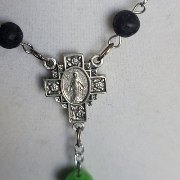 Elegant Rosary Beads Silver & Green Beaded Necklace with Miraculous Medal 19.5" - Picture 5 of 6